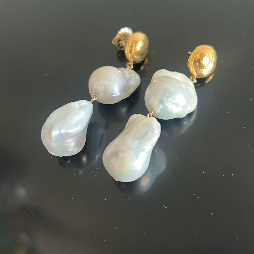 Lili claspe pearl drop earrings